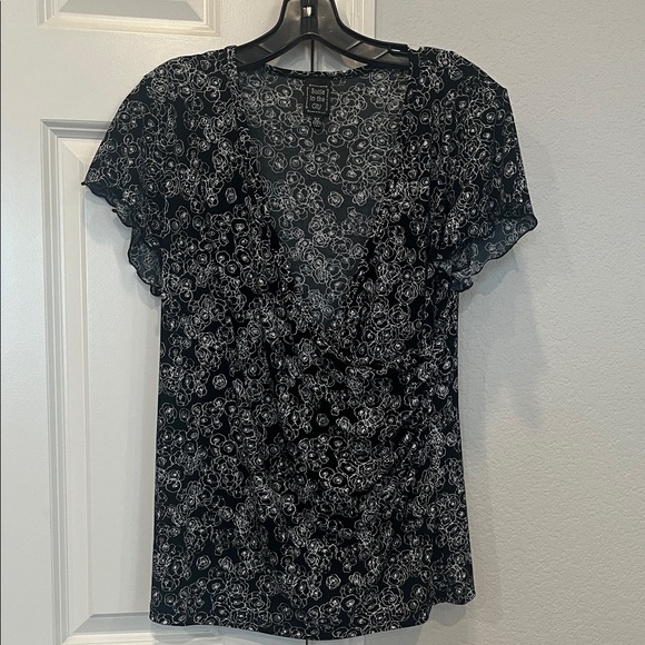 Suzie In The City Black and White Floral Blouse - Picture 1 of 8